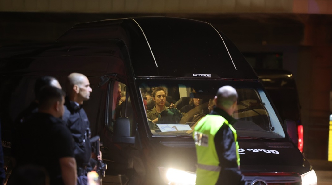 Όμηροι μέσα σε βαν οδηγούνται σε νοσοκομείο μετά την απελευθέρωσή τους