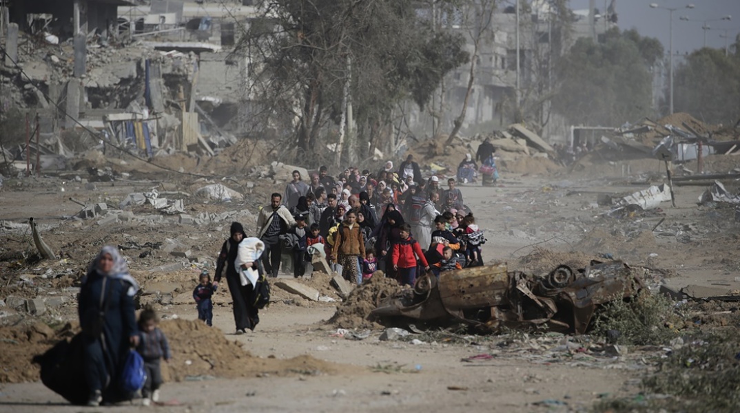 Πολίτες απομακρύνονται από τη Γάζα κατά τη διάρκεια της κατάπαυσης πυρός