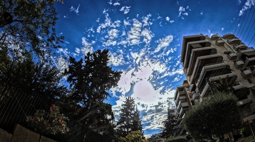 Καιρός: Η πρόγνωση του meteo και της ΕΜΥ για τη Δευτέρα 27 Νοεμβρίου - Εξασθενούν τα φαινόμενα κακοκαιρίας - Πού αναμένονται τοπικές βροχές.