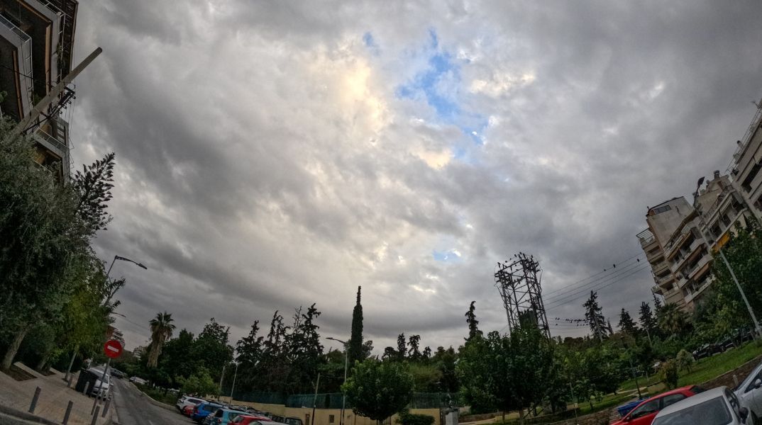 Καιρός: Η πρόγνωση του meteo και της ΕΜΥ για τη Δευτέρα 27 Νοεμβρίου - Εξασθενούν τα φαινόμενα κακοκαιρίας - Πού αναμένονται τοπικές βροχές.