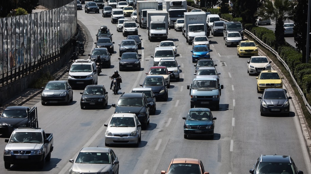 Αυτοκίνητα κολλημένα στην κίνηση σε δρόμο της Αθήνας