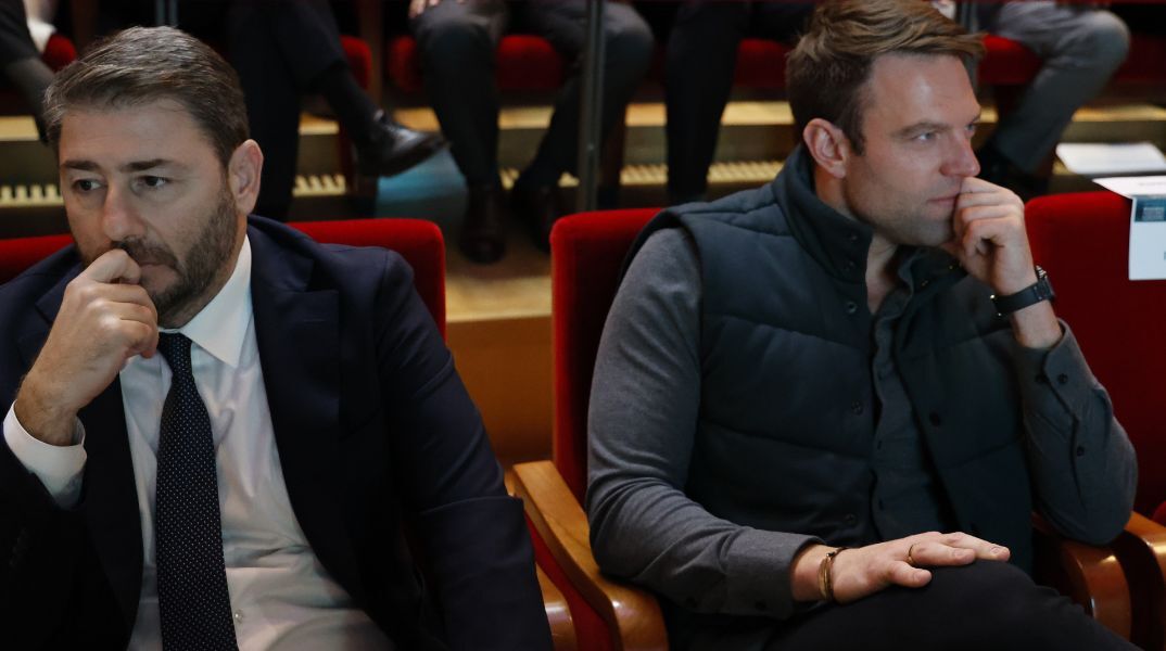 Παγωμένη χειραψία Κασσελάκη - Ανδρουλάκη σε εκδήλωση του Επαγγελματικού Επιμελητηρίου στο Ίδρυμα Νιάρχος - Κάθισαν δίπλα χωρίς να ανταλλάξουν κουβέντα.