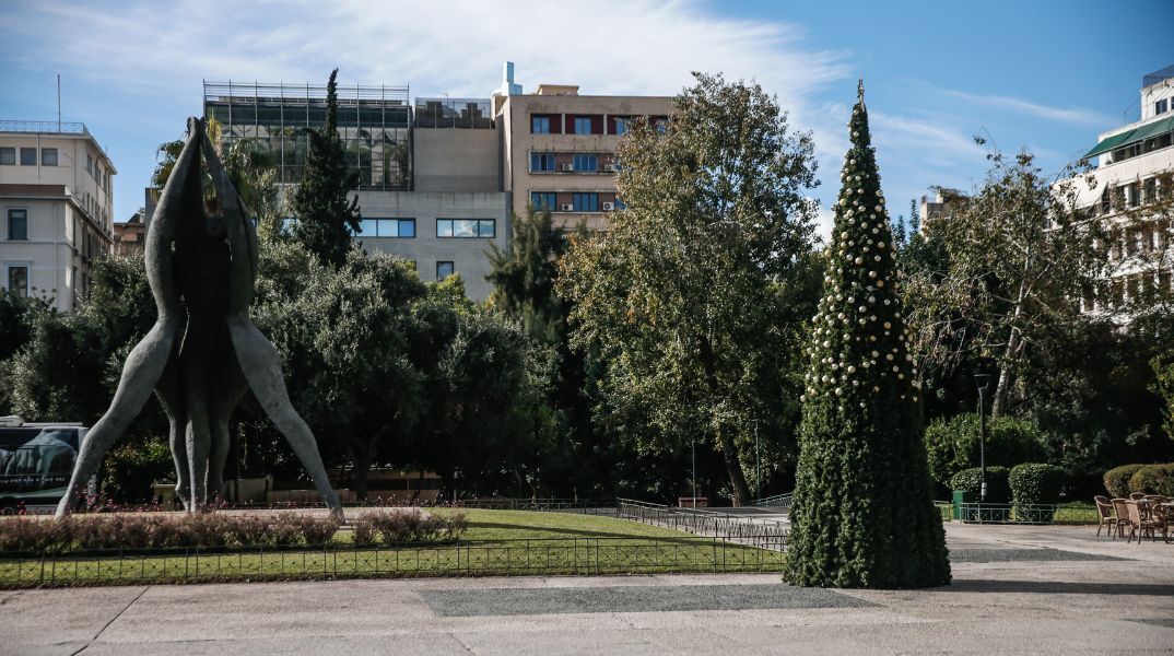 Πλατεία Κλαυθμώνος: Έκλεψαν τα μισά στολίδια από το χριστουγεννιάτικο δέντρο - Πρόβλημα και σε άλλες πλατείες, δηλώνει ο αντιδήμαρχος Αθηναίων.