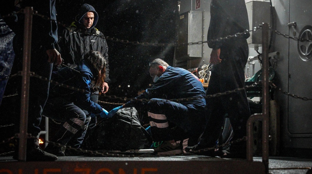 Η σορός του Αιγύπτιου ναύτη σε πλοίο του Λιμενικού στη Λέσβο