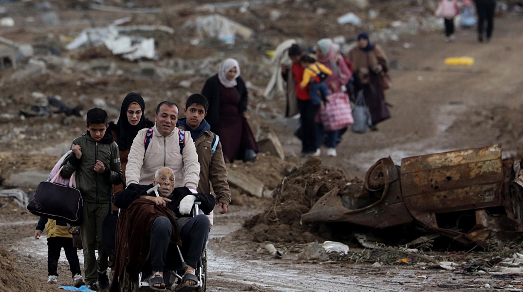 Πολίτες απομακρύνονται από τη Γάζα κατά τη διάρκεια της κατάπαυσης πυρός