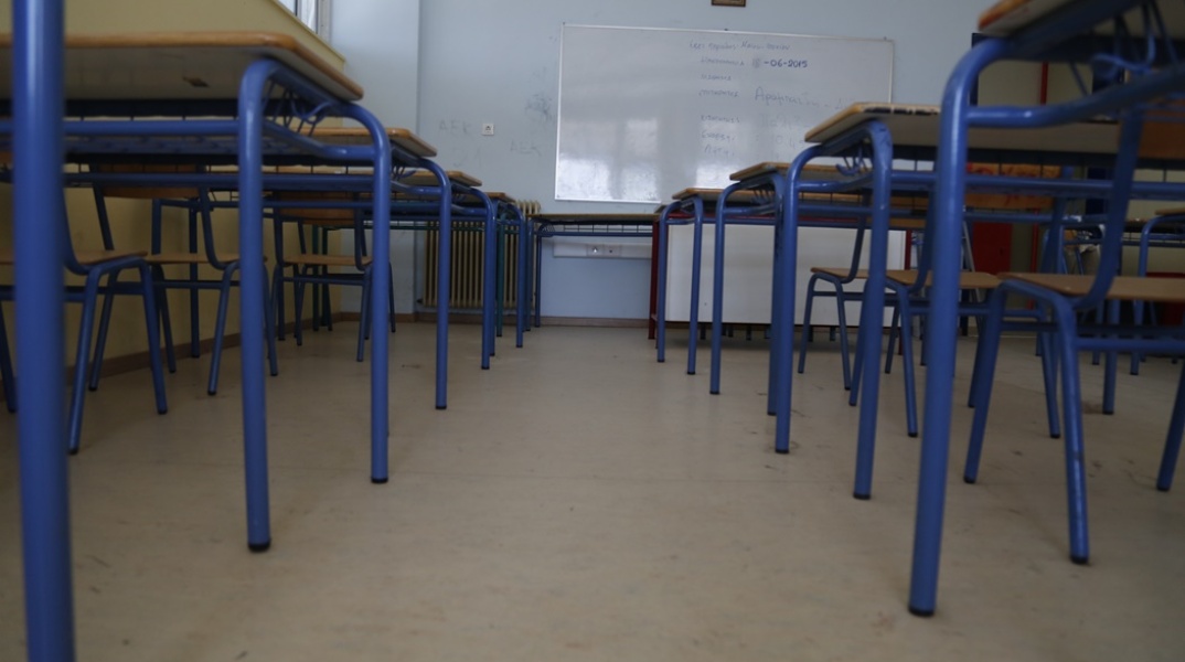Θρανία σε τάξη ελληνικού, δημόσιου σχολείου