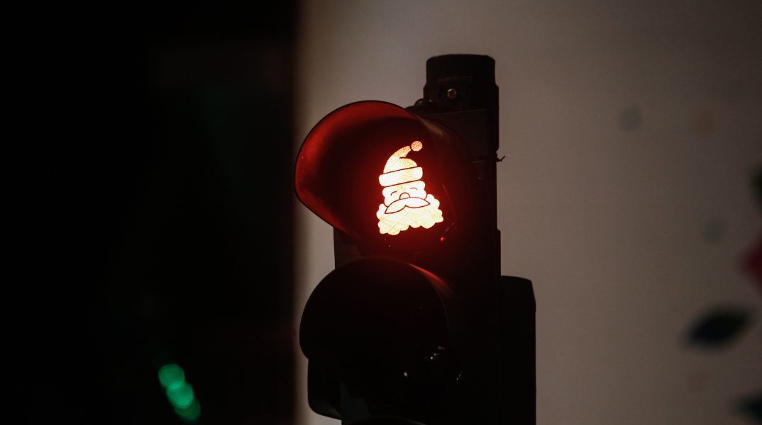 Τρίκαλα: Φωτεινός σηματοδότης στολίστηκε για τα Χριστούγεννα - Γιορτινά φανάρια με τον Άγιο Βασίλη, το έλατο και τον Μικρό Πρίγκιπα κοσμούν τους δρόμους.