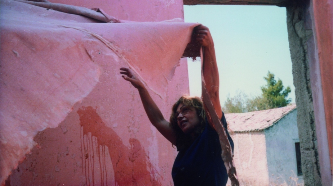 Η Ρένα Παπασπύρου στον χώρο αποτοίχισης του σπιτιού από το οποίο πρόερχεται το έργο Baalbeks. Μελίσσια Αττικής, Ιούλιος 1986