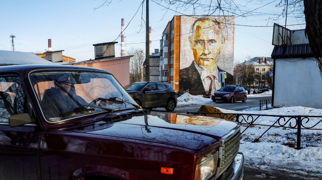 Ρώσος που έγραψε πάνω στο χιόνι το σύνθημα «Όχι στον πόλεμο» καταδικάστηκε σε φυλάκιση 10 ημερών - Τιμωρείται παραδειγματικά η αντίθεση στην εισβολή. 