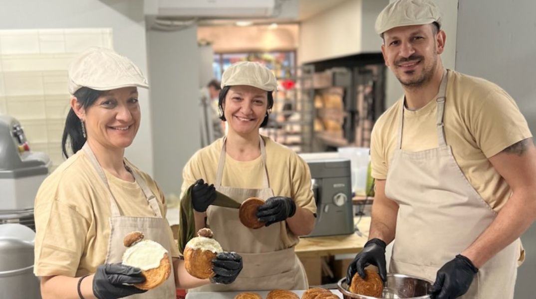 Θεσσαλονίκη: Τρία αδέρφια ζαχαροπλάστες από τη Θεσσαλονίκη δημιούργησαν το «νταμπλ μελομακάρονο» - Σημειώνει μεγάλη επιτυχία στο TikTok.