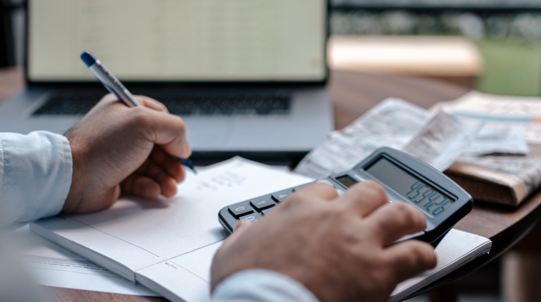 Άτομα υπολογίζει σε κομπιουτεράκι