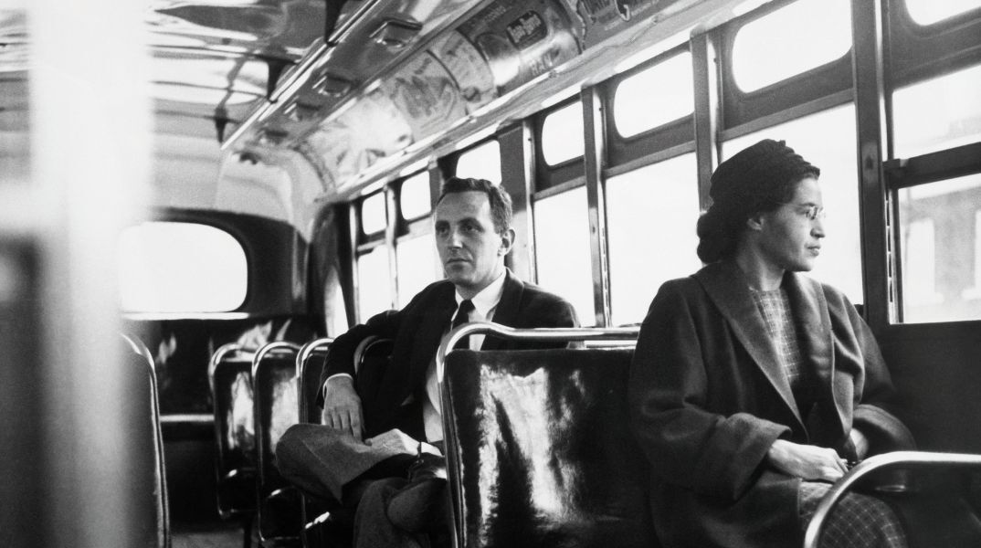 Η Ρόζα Παρκς έγινε σύμβολο αξιοπρέπειας και δύναμης στον αγώνα για τον τερματισμό του παγιωμένου φυλετικού διαχωρισμού