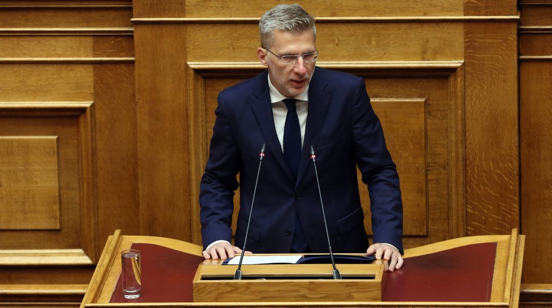 Επιστολική ψήφος - Άκης Σκέρτσος: Πολιτική μεταρρύθμιση που απαντά στο πρόβλημα της αποχής και υποστηρίζει το εκλογικό δικαίωμα των Ελλήνων.