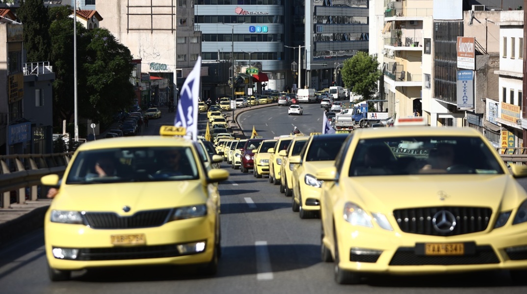 Απεργία των ταξί και τα οχήματα με σημαίες στους δρόμους