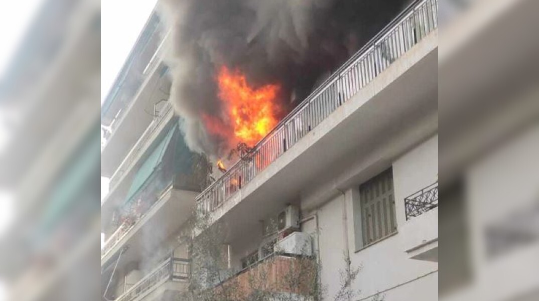 Φωτιά σε διαμέρισμα στο Βύρωνα - Δείτε βίντεο