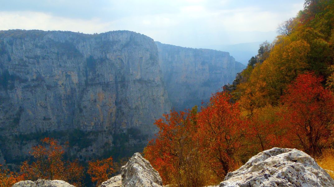 Με ανοιξιάτικες θερμοκρασίες, ισχυρούς ανέμους και λασποβροχές ο καιρός την Τρίτη