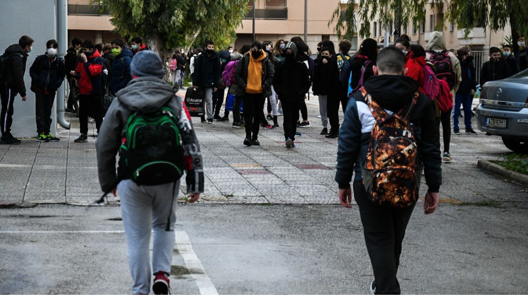 Πέραμα: Μαθήτρια έπεσε από μπαλκόνι γυμνασίου - Οι πρώτες πληροφορίες για τις συνθήκες του ατυχήματος και την κατάστασή της.