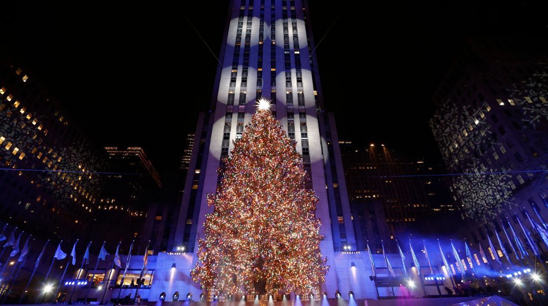 Rockefeller Center: Χιλιάδες τουρίστες και Νεοϋορκέζοι παρακολούθησαν την ετήσια φωταγώγηση του χριστουγεννιάτικου δέντρου - Εντυπωσιακό σόου.