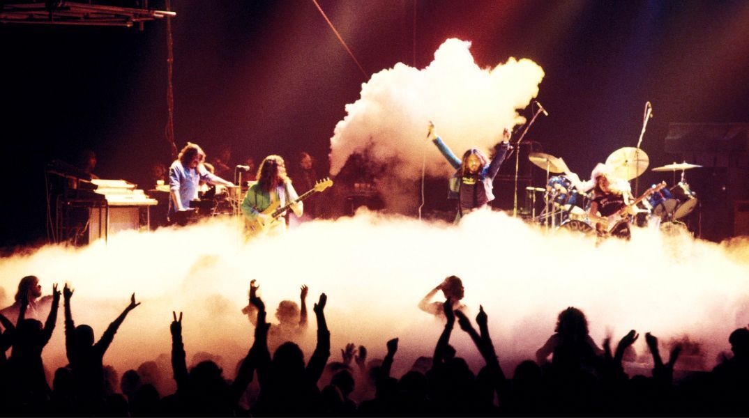 Σαν σήμερα 4 Δεκεμβρίου: Το 1971, η γένεση του «Smoke on the Water» - Το καζίνο του Μοντρέ φλέγεται και οι Deep Purple εμπνέονται το γνωστότερο τραγούδι τους. 