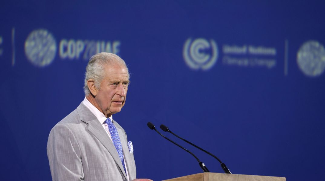 Η απάντηση του βασιλιά Καρόλου στον Σούνακ: Φόρεσε γραβάτα με ελληνική σημαία