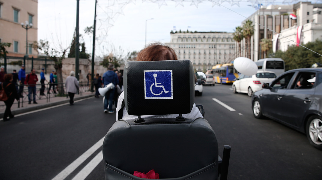 Xωρίς το κριτήριο των κυβικών η χορήγηση κάρτας στάθμευσης για ΑμεΑ