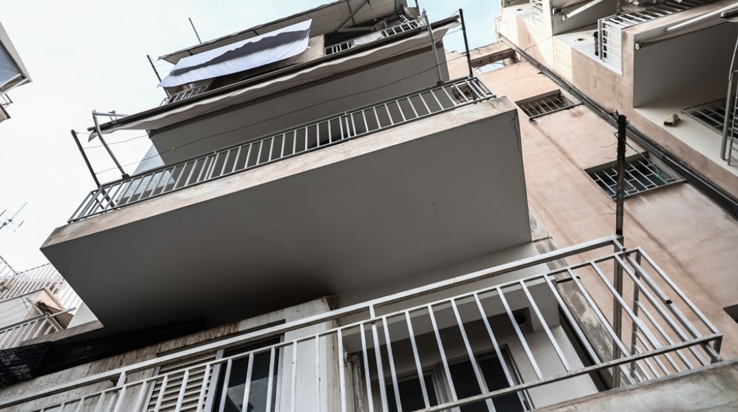 Η πολυκατοικία στον Νέο Κόσμου όπου η 35χρονη γυναίκα έπεσε για γλιτώσει από τον κακοποιητή της