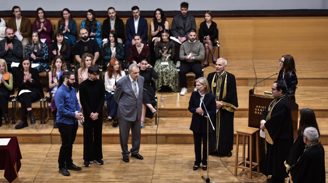 Θεσσαλονίκη: Σε κλίμα συγκίνησης το ΑΠΘ απένειμε στις οικογένειες φοιτητριών που έχασαν τη ζωή τους στα Τέμπη το πτυχίο τους.