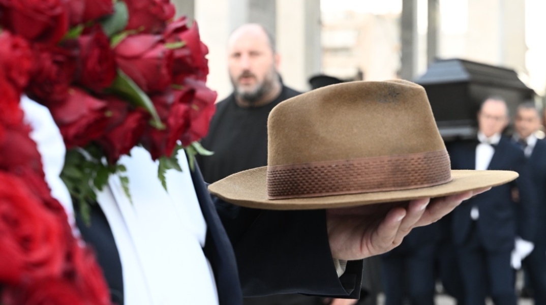 Το καπέλο του Βασίλη Βασιλικού στην κηδεία του