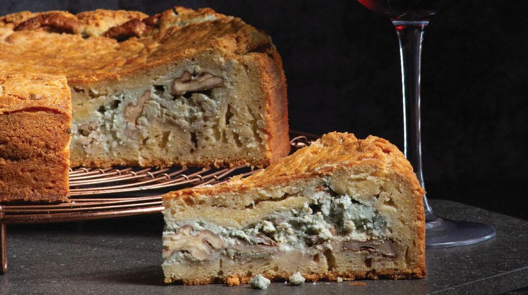 Αλμυρό κέικ γεμιστό με blue cheese και καρύδια