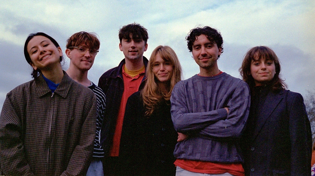 Black Country, New Road: Τα t-shirts που πουλάμε, πληρώνουν το νοίκι