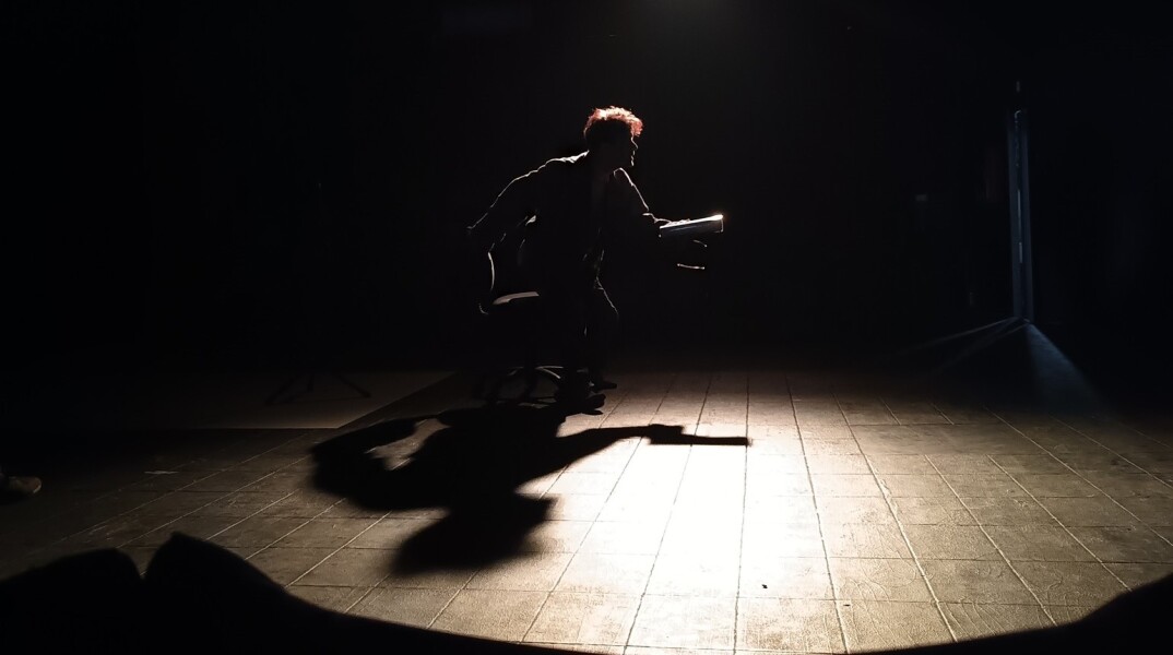 ΚΟΚΚΑΛΟ. Μπήκαμε στις πρόβες της πολυσυζητημένης παράστασης λίγο πριν την πρεμιέρα.