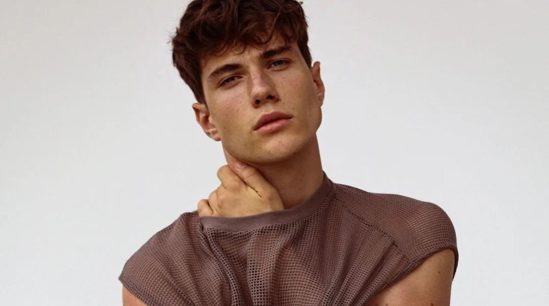 Εντοάρντο Σαντίνι: Αποφάσισε να εγκαταλείψει το μόντελινγκ και να γίνει ιερέας - Στα 17 του είχε ψηφιστεί ως ο πιο όμορφος άντρας της Ιταλίας. 