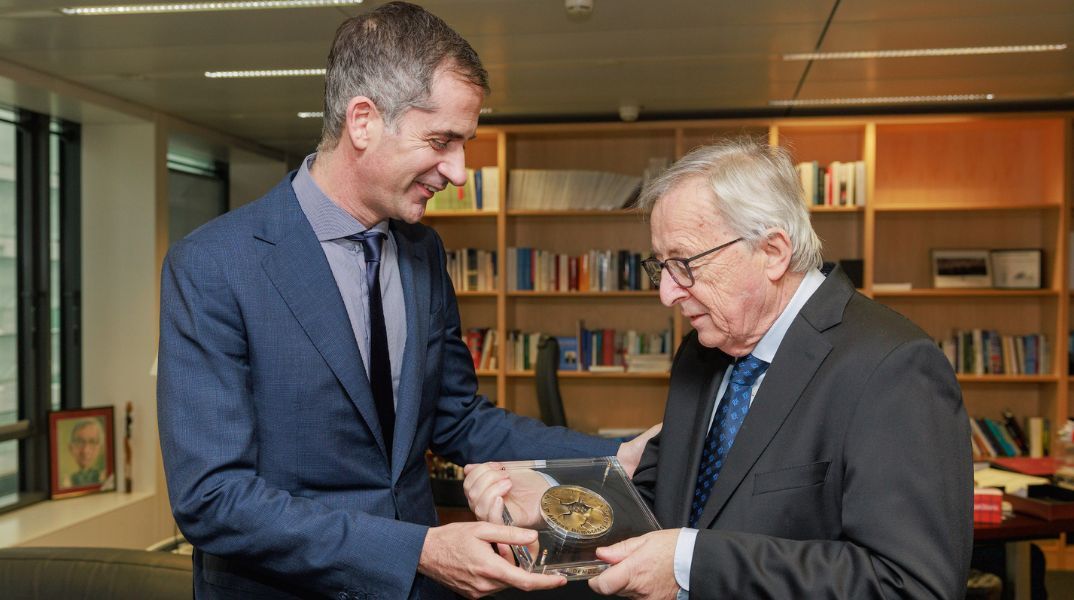 Δήμος Αθηναίων: Στον Ζαν-Κλοντ Γιούνκερ απένειμε το Βραβείο Δημοκρατίας της Αθήνας για το 2023 ο Κώστας Μπακογιάννης - Ειδική τελετή στις Βρυξέλλες.