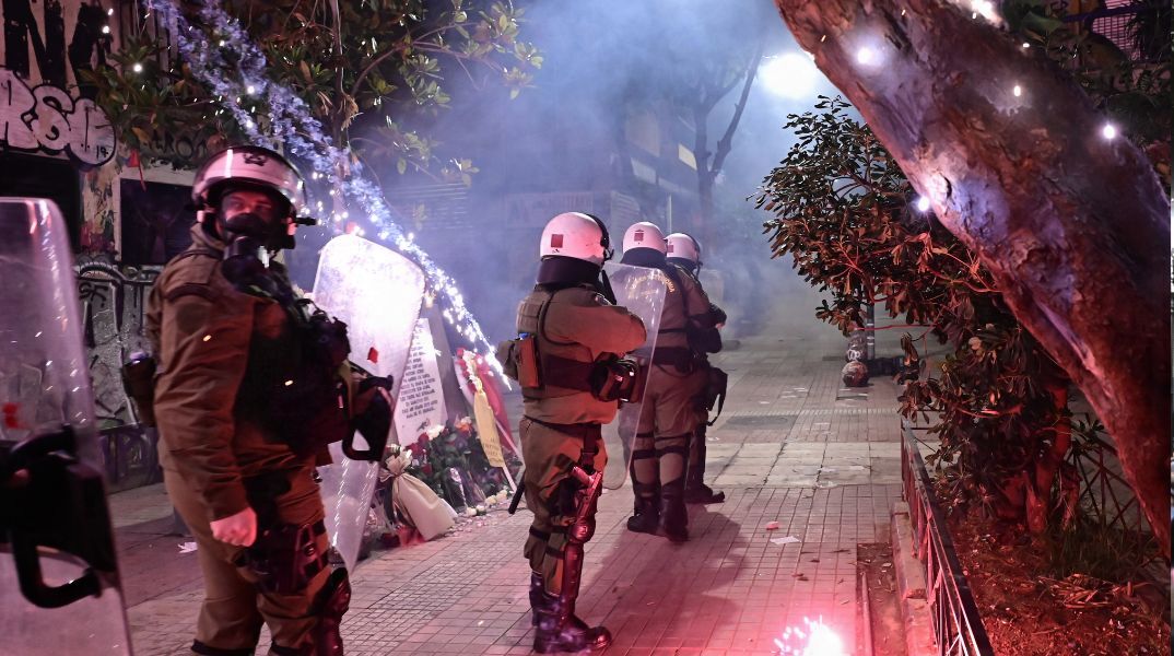 Ένταση σε Εξάρχεια και Θεσσαλονίκη μετά τις πορείες για την επέτειο της δολοφονίας Γρηγορόπουλου