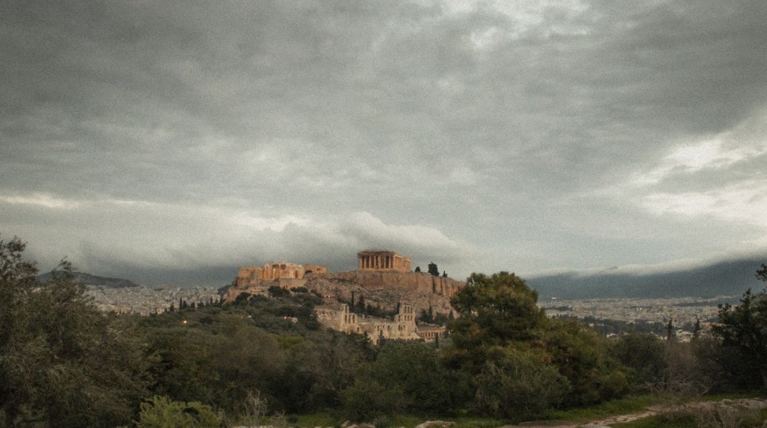 Με λίγη συννεφιά και τοπικές βροχές ο καιρός την Πέμπτη