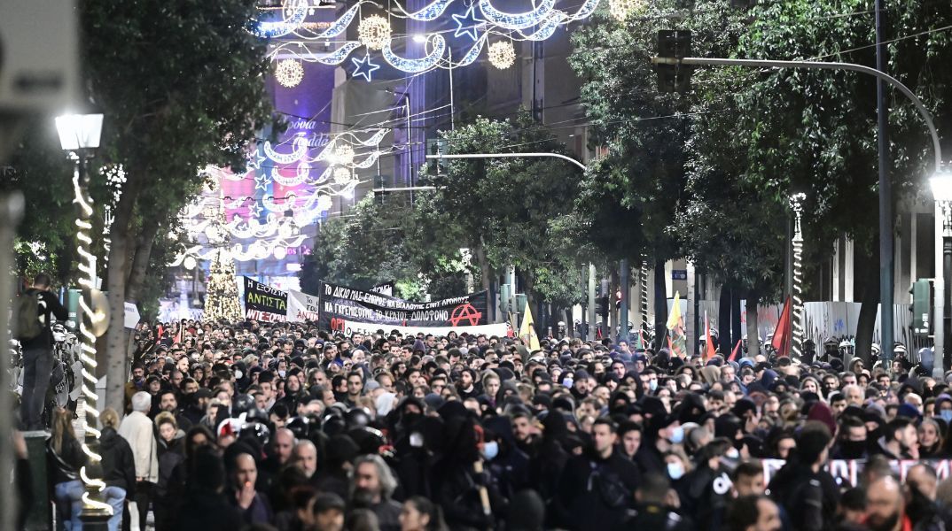 Σε εξέλιξη η πορεία για την επέτειο Γρηγορόπουλου στο κέντρο της Αθήνας