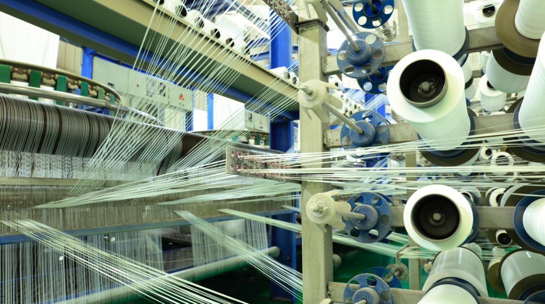 Τεχνητή νοημοσύνη: Εργαστήριο στο Χονγκ Κονγκ έφτιαξε ύφασμα που αλλάζει χρώματα, αποσκοπώντας στη μείωση των ρούχων που καταλήγουν στους κάδους.