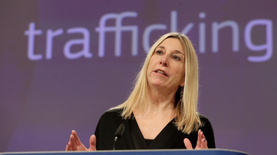 ΕΕ: Στην Ελλάδα η Ντάιαν Σμίτ, Ευρωπαία Συντονίστρια κατά του τράφικινγκ - Συνεργασία με το υπουργείο Μετανάστευσης ενάντια στο έγκλημα της εμπορίας ανθρώπων.