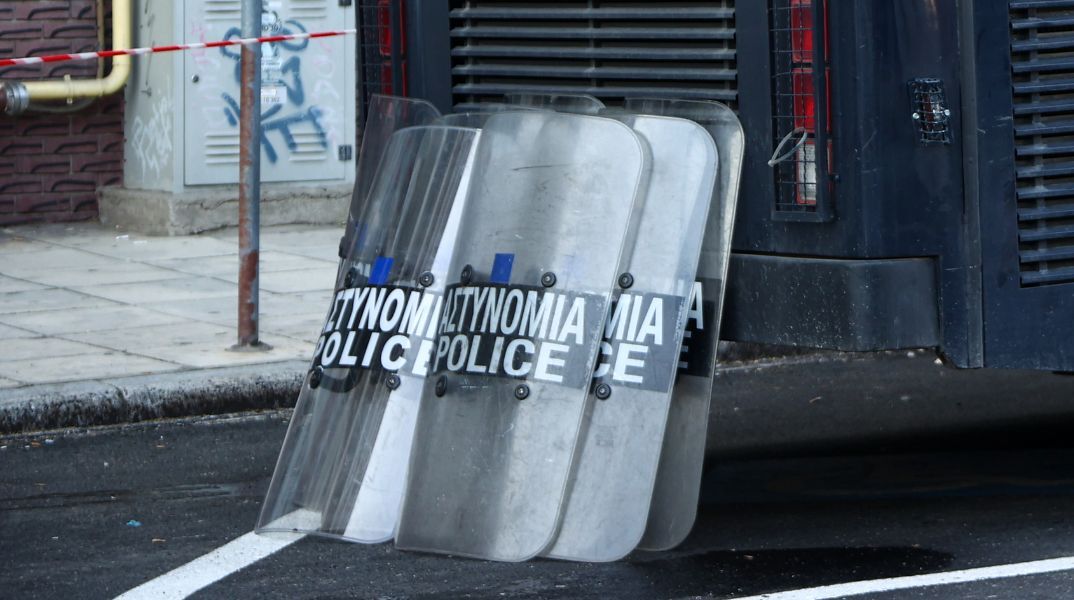 Θεσσαλονίκη: Επίθεση με μολότοφ σε διμοιρία των ΜΑΤ στο ΑΠΘ - Στο σημείο όπου κατασκευάζεται η νέα βιβλιοθήκη του Ιδρύματος - Στεγαζόταν επί 34 χρόνια κατάληψη.