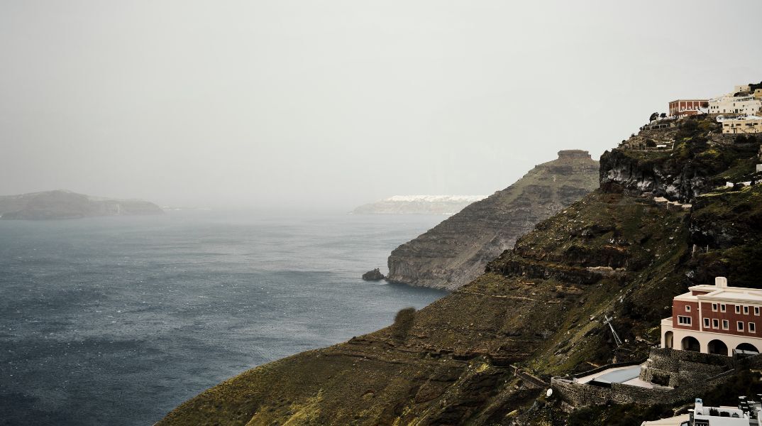 Χειμωνιάτικο σκηνικό του καιρού με κρύο και βροχές