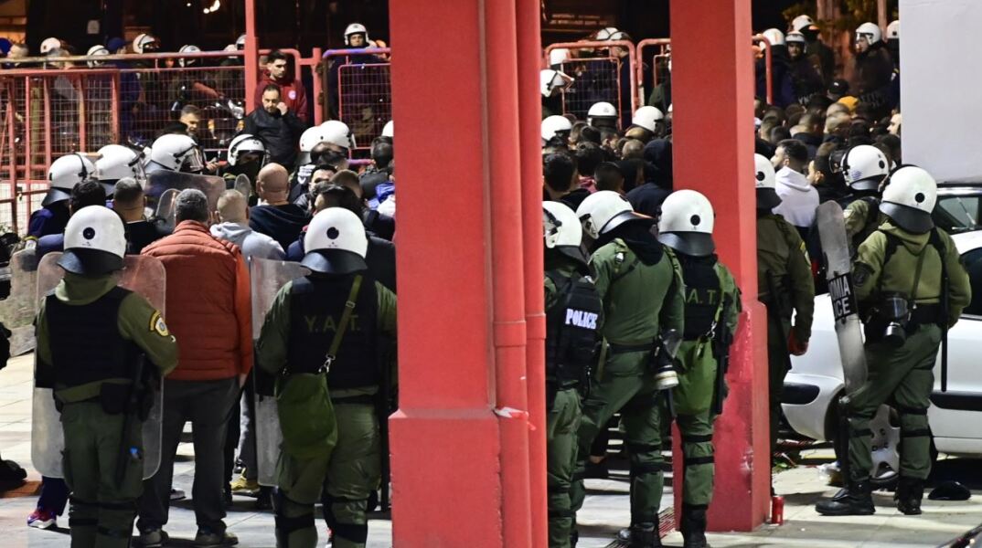 Διασωληνωμένος ο 31χρονος αστυνομικός που τραυματίστηκε από ναυτική φωτοβολίδα