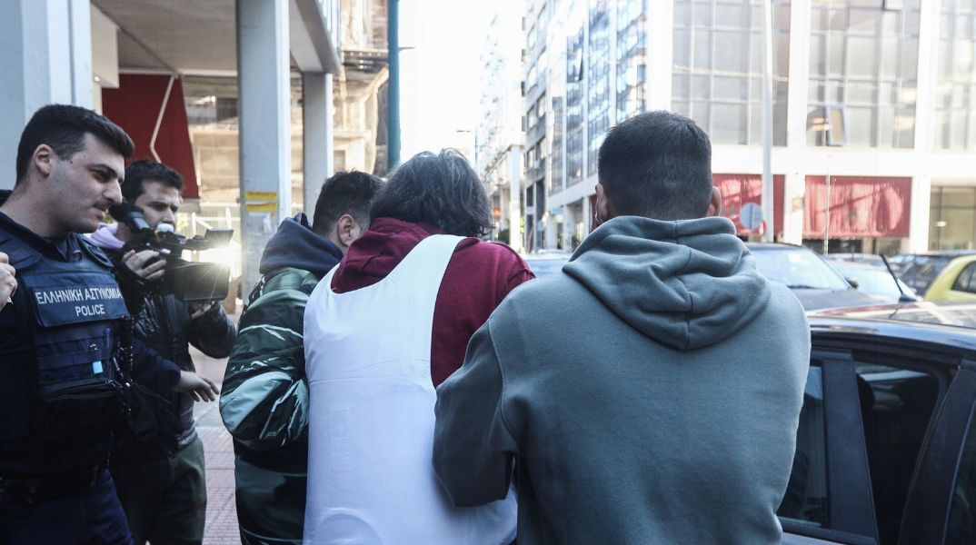 Προφυλακιστέος ο 71χρονος για τη γυναικοκτονία στη Σαλαμίνα