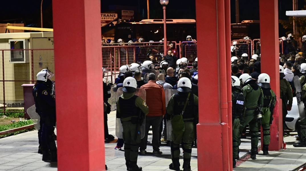 Επεισόδια στο Ρέντη: Ποινική δίωξη σε βάρος του 18χρονου που εκτόξευσε τη φωτοβολίδα στον αστυνομικό