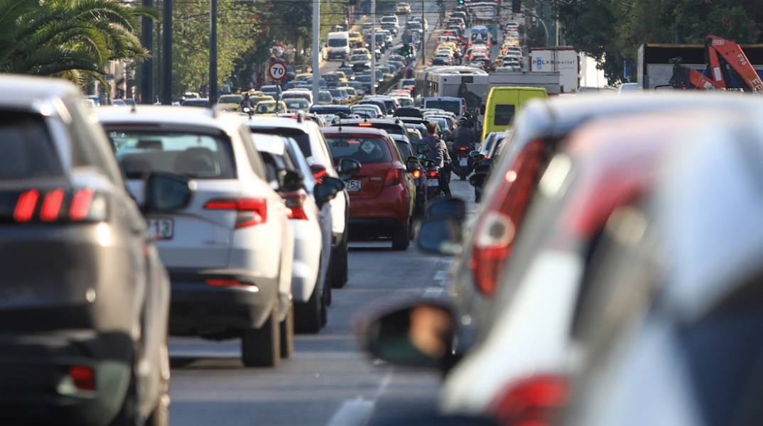 Αυτοκίνητα σε στοίχους λόγω κίνησης σε κεντρικό δρόμο της Αθήνας