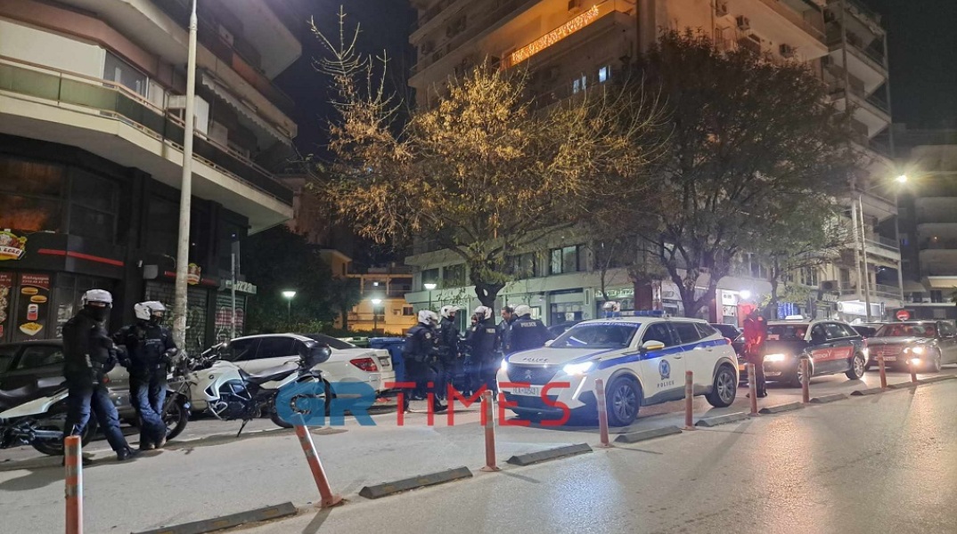 Αστυνομικοί σε δρόμο έξω από το ΑΠΘ