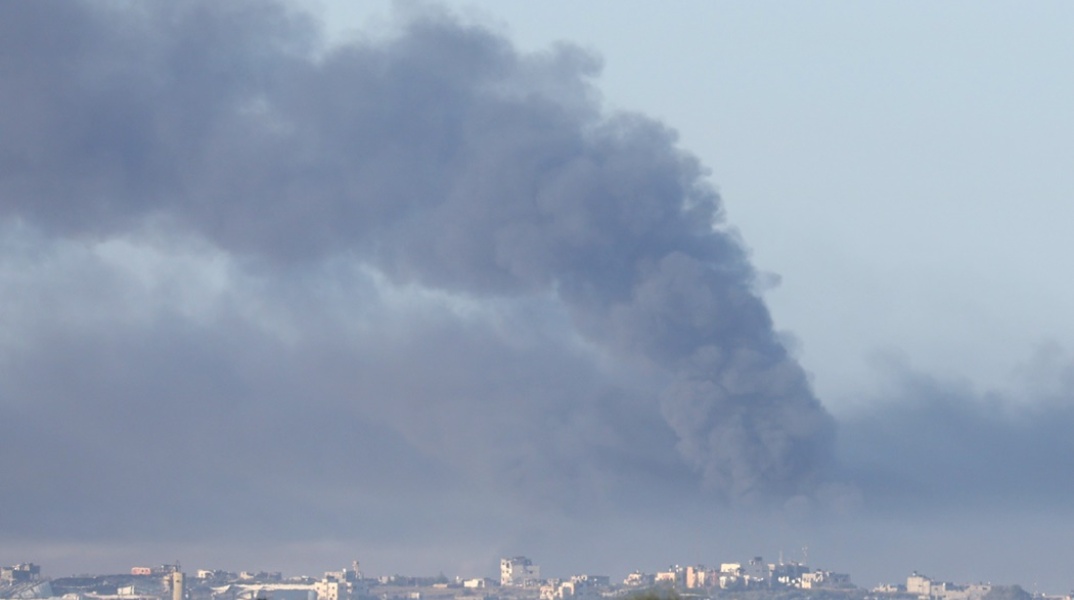 Καπνοί πάνω από χτύπημα στη Γάζα