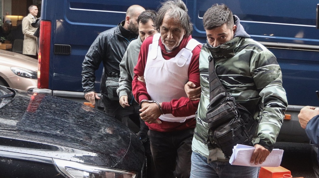 Ο γυναικοκτόνος της Σαλαμίνας κατά τη μεταφορά του στα δικαστήρια του Πειραιά