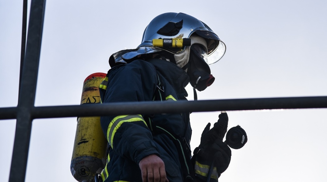 Πυροσβέστης με τον εξοπλισμό του