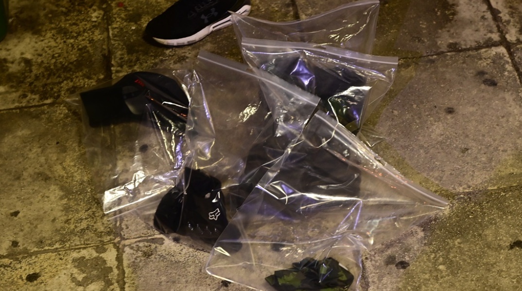 Ευρήματα από το σημείο όπου χτυπήθηκε ο 31χρονος αστυνομικός έξω από το γήπεδο στο Ρέντη