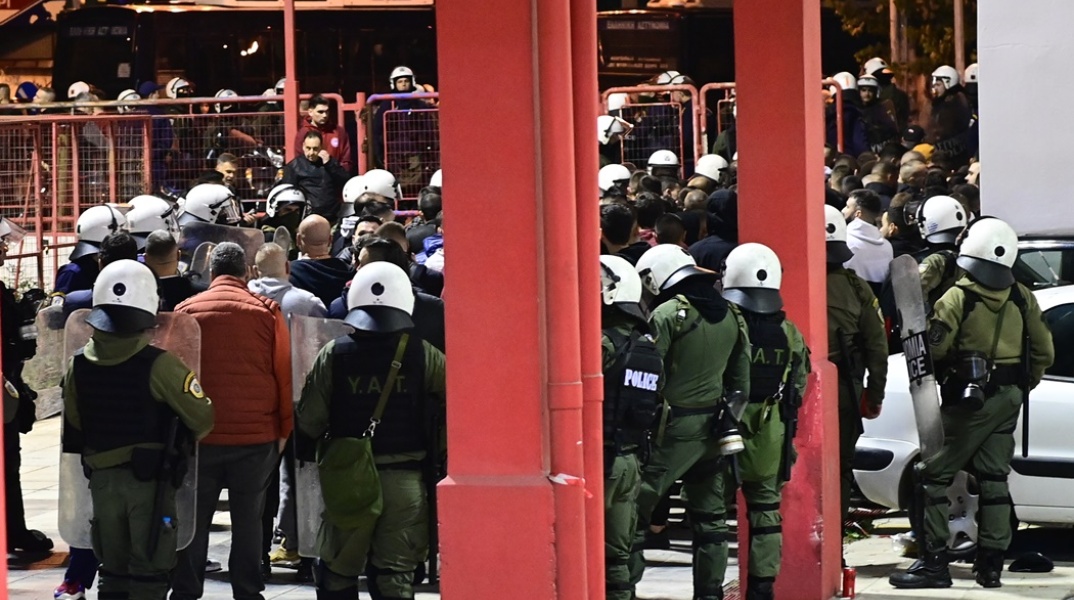 Αστυνομικοί έξω από το γήπεδο του Ρέντη κατά τη διάρκεια των επεισοδίων